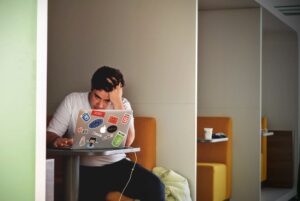 Joven frustrado frente a la laptop