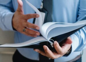 Hombre leyendo un manual de funciones
